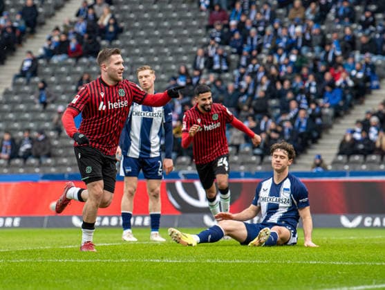 Fussball, Herren, Saison 2025 2026, 2. Bundesliga (22. Spieltag), Hertha BSC - Hannover 96, v.l. Benjamin Källman (Hannover), Jubel nach Tor zum 0:2, rechts Linus Gechter (Hertha BSC) am Boden, 14.02. 2026,
