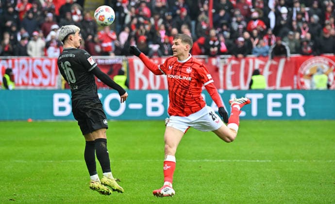 14.02.2026 - Fussball - Saison 2025 2026 - 2. Fussball - Bundesliga - 22. Spieltag: 1. FC Kaiserslautern FCK ( Rote Teufel ) - SpVgg Greuther Fürth SGF ( Kleeblatt ) - Sportfoto Zink MeZi - xmexzix - DFL regulations prohibit any use of photographs as image sequences and or quasi-video - only for editorial use - Aaron Keller (16, SpVgg Greuther Fürth ) Paul Joly (26, 1. FC Kaiserslautern FCK, rechts )