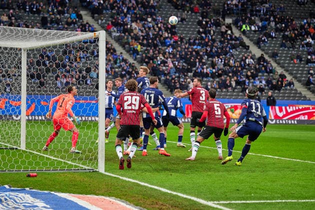 Eckball Hertha BSC, vor dem Tor, GER, Hertha BSC vs. ,Hannover 96, 2. Bundesliga, Saison 2025 2026, 22. Spieltag, 14.02.2026 (DFL REGULATIONS PROHIBIT ANY USE OF PHOTOGRAPHS AS IMAGE SEQUENCES AND OR QUASI - VIDEO). GER, Hertha BSC vs. ,Hannover 96, 2. Bundesliga, Saison 2025 2026, 22. Spieltag, 14.02.2026 Berlin