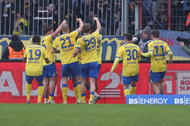 14.02.2026, xgox, Fussball 2.Bundesliga, Eintracht Braunschweig - SV Darmstadt 98 emspor, v.l. Braunschweig Jubel, Torjubel, jubelt ueber das Tor, celebrate the goal, celebration nach dem 2:0 (DFL DFB REGULATIONS PROHIBIT ANY USE OF PHOTOGRAPHS as IMAGE SEQUENCES and or QUASI-VIDEO) Braunschweig