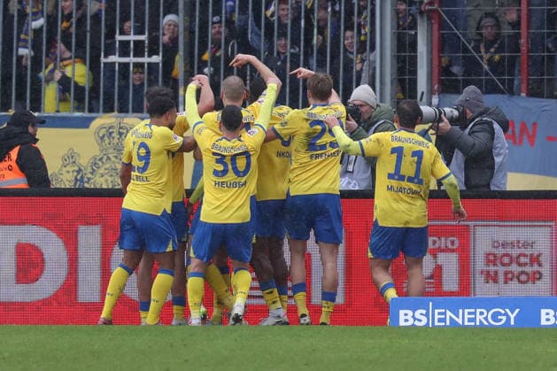 14.02.2026, xgox, Fussball 2.Bundesliga, Eintracht Braunschweig - SV Darmstadt 98 emspor, v.l. Braunschweig Jubel, Torjubel, jubelt ueber das Tor, celebrate the goal, celebration nach dem 2:0 (DFL DFB REGULATIONS PROHIBIT ANY USE OF PHOTOGRAPHS as IMAGE SEQUENCES and or QUASI-VIDEO) Braunschweig