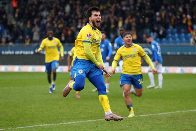 Braunschweig vs. Darmstadt, 2. BL Braunschweig, 14.02.2026, Fußball, Herren, 2. BL, Saison 2025 2026, Eintracht Braunschweig vs. SV Darmstadt 98: Mehmet Can Aydin (Eintracht Braunschweig) jubelt mit Mannschaftskollegen nach seinem Elfmetertor zum 1:0 (DFL DFB REGULATIONS PROHIBIT ANY USE OF PHOTOGRAPHS as IMAGE SEQUENCES and or QUASI-VIDEO) Stadion an der Hamburger Straße Niedersachsen Deutschland