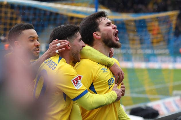 Braunschweig vs. Darmstadt, 2. BL Braunschweig, 14.02.2026, Fußball, Herren, 2. BL, Saison 2025 2026, Eintracht Braunschweig vs. SV Darmstadt 98: Mehmet Can Aydin (Eintracht Braunschweig) jubelt mit Mannschaftskollegen nach seinem Elfmetertor zum 1:0 (DFL DFB REGULATIONS PROHIBIT ANY USE OF PHOTOGRAPHS as IMAGE SEQUENCES and or QUASI-VIDEO) Stadion an der Hamburger Straße Niedersachsen Deutschland