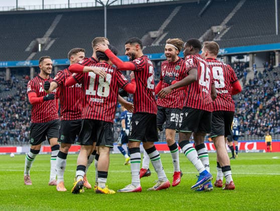 Fussball, Herren, Saison 2025 2026, 2. Bundesliga (22. Spieltag), Hertha BSC - Hannover 96, v.l. Virgil Ghita (Hannover), Enzo Leopold (Hannover), Maurice Neubauer (Hannover), Daisuke Yokota (Hannover), Elias Saad (Hannover), Kolja Oudenne (Hannover), Noel Aseko (Hannover), Benjamin Källman (Hannover), Jubel nach Tor zum 0:2, 14.02. 2026,