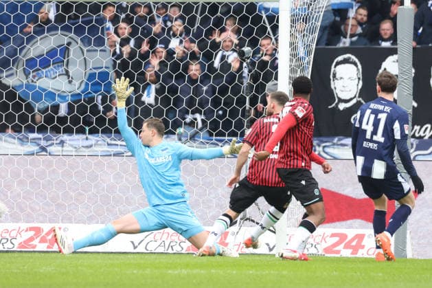 DEU, DFL, 2. FBL, Hertha BSC vs. Hannover 96, 14.02.2026, Berliner Olympiastadion, Berlin, DEU, DFL, 2. FBL, Hertha BSC vs. Hannover 96, im Bild nach 0:1 durch BORIS TOMIAK (Hannover 96 3), Tjark Ernst (Hertha BSC Berlin 1) DFL - regulations prohibit any use of Photographs as image sequences and or quasi-video