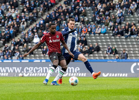Fussball, Herren, Saison 2025 2026, 2. Bundesliga (22. Spieltag), Hertha BSC - Hannover 96, v.l. Noel Aseko (Hannover), Pascal Klemens (Hertha BSC), 14.02. 2026,