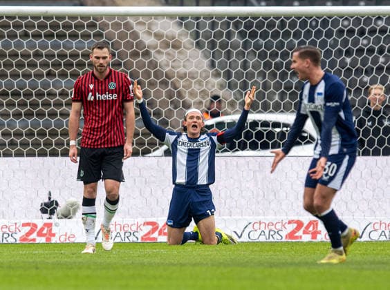 Fussball, Herren, Saison 2025 2026, 2. Bundesliga (22. Spieltag), Hertha BSC - Hannover 96, v.l. Boris Tomiak (Hannover), Fabian Reese (Hertha BSC), Paul Seguin (Hertha BSC), 14.02. 2026,