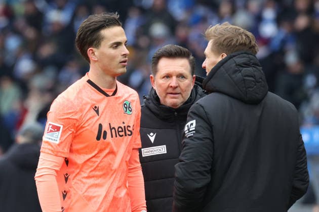 DEU, DFL, 2. FBL, Hertha BSC vs. Hannover 96, 14.02.2026, Berliner Olympiastadion, Berlin, DEU, DFL, 2. FBL, Hertha BSC vs. Hannover 96, im Bild Trainer Christian Titz (Hannover 96), Nahuel Noll (Hannover 96 1) DFL - regulations prohibit any use of Photographs as image sequences and or quasi-video