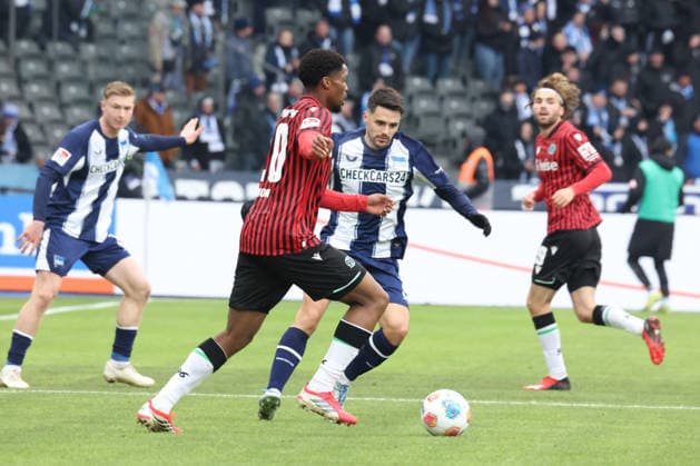 DEU, DFL, 2. FBL, Hertha BSC vs. Hannover 96, 14.02.2026, Berliner Olympiastadion, Berlin, DEU, DFL, 2. FBL, Hertha BSC vs. Hannover 96, im Bild Josip Brekalo (Hertha BSC Berlin 7), IME OKON (Hannover 96 20) DFL - regulations prohibit any use of Photographs as image sequences and or quasi-video