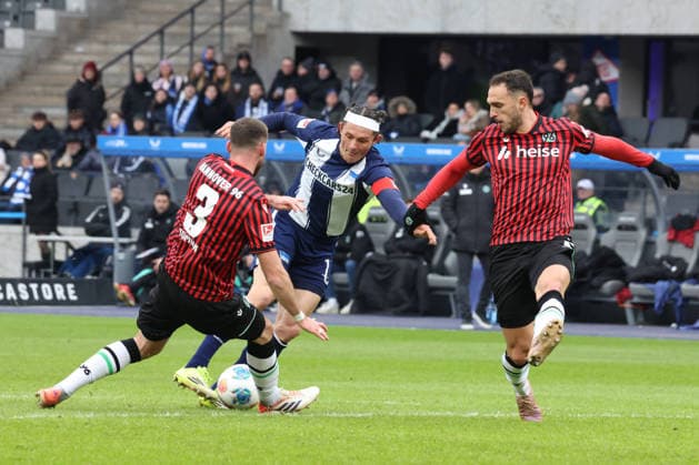 DEU, DFL, 2. FBL, Hertha BSC vs. Hannover 96, 14.02.2026, Berliner Olympiastadion, Berlin, DEU, DFL, 2. FBL, Hertha BSC vs. Hannover 96, im Bild Fabian Reese (Hertha BSC Berlin 11), BORIS TOMIAK (Hannover 96 3), VIRGIL GHITA (Hannover 96 5) DFL - regulations prohibit any use of Photographs as image sequences and or quasi-video