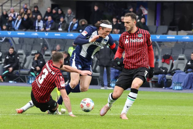 DEU, DFL, 2. FBL, Hertha BSC vs. Hannover 96, 14.02.2026, Berliner Olympiastadion, Berlin, DEU, DFL, 2. FBL, Hertha BSC vs. Hannover 96, im Bild Fabian Reese (Hertha BSC Berlin 11), BORIS TOMIAK (Hannover 96 3), VIRGIL GHITA (Hannover 96 5) DFL - regulations prohibit any use of Photographs as image sequences and or quasi-video