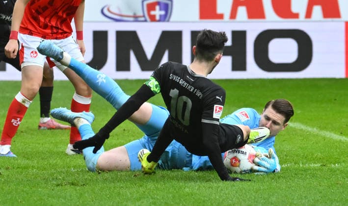 14.02.2026 - Fussball - Saison 2025 2026 - 2. Fussball - Bundesliga - 22. Spieltag: 1. FC Kaiserslautern FCK ( Rote Teufel ) - SpVgg Greuther Fürth SGF ( Kleeblatt ) - Sportfoto Zink - xwoxzix - DFL regulations prohibit any use of photographs as image sequences and or quasi-video - only for editorial use - Branimir Hrgota (10, SpVgg Greuther Fürth ) Julian Krahl (1, 1. FC Kaiserslautern FCK ) Foul nach Videobeweis VAR vor Treffer Tor Torschuß durch Paul Will (13, SpVgg Greuther Fürth )