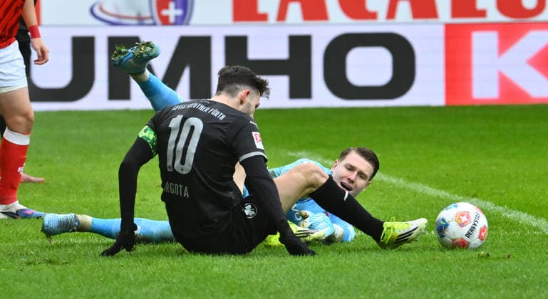 14.02.2026 - Fussball - Saison 2025 2026 - 2. Fussball - Bundesliga - 22. Spieltag: 1. FC Kaiserslautern FCK ( Rote Teufel ) - SpVgg Greuther Fürth SGF ( Kleeblatt ) - Sportfoto Zink - xwoxzix - DFL regulations prohibit any use of photographs as image sequences and or quasi-video - only for editorial use - Branimir Hrgota (10, SpVgg Greuther Fürth ) Julian Krahl (1, 1. FC Kaiserslautern FCK ) Foul nach Videobeweis VAR vor Treffer Tor Torschuß durch Paul Will (13, SpVgg Greuther Fürth )