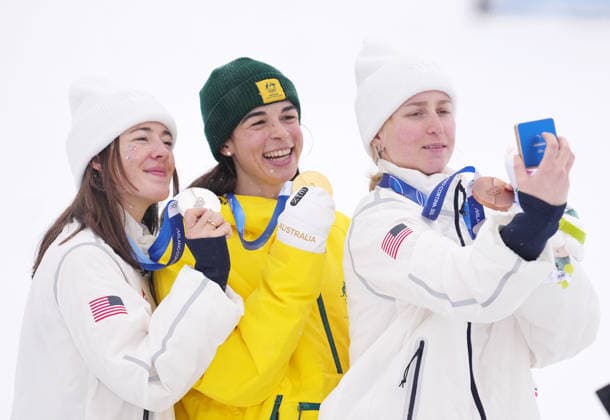 (260214) -- LIVIGNO, Feb. 14, 2026 -- Gold medalist Jakara Anthony (C) of Australia, silver medalist Jaelin Kauf (L) of the United States and bronze medalist Elizabeth Lemley of the United States pose for selfies during the awarding ceremony for the freestyle skiing women s dual moguls at the Milan-Cortina 2026 Olympic Winter games, Winterspiele,Spiele, Summer games in Livigno, Italy, Feb. 14, 2026. ) (MICO2026)ITALY-LIVIGNO-OLYMPIC WINTER GAMES-FREESTYLE SKIING-WOMEN S DUAL MOGULS-FINALS HuxChao 