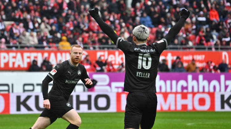14.02.2026 - Fussball - Saison 2025 2026 - 2. Fussball - Bundesliga - 22. Spieltag: 1. FC Kaiserslautern FCK ( Rote Teufel ) - SpVgg Greuther Fürth SGF ( Kleeblatt ) - Sportfoto Zink - xwoxzix - DFL regulations prohibit any use of photographs as image sequences and or quasi-video - only for editorial use - verfrühter Torjubel Jubel Freude nach Treffer Tor Torschuß durch Paul Will (13, SpVgg Greuther Fürth ) - aberkannt nach Videobeweis VAR - Paul Will (13, SpVgg Greuther Fürth ) Branimir Hrgota (10, SpVgg Greuther Fürth )