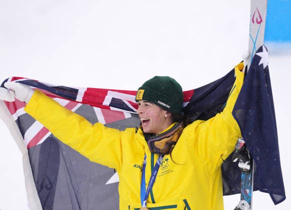 (260214) -- LIVIGNO, Feb. 14, 2026 -- Gold medalist Jakara Anthony of Australia poses for photos during the awarding ceremony for the freestyle skiing women s dual moguls at the Milan-Cortina 2026 Olympic Winter games, Winterspiele,Spiele, Summer games in Livigno, Italy, Feb. 14, 2026. ) (MICO2026)ITALY-LIVIGNO-OLYMPIC WINTER GAMES-FREESTYLE SKIING-WOMEN S DUAL MOGULS-FINALS HuxChao 
