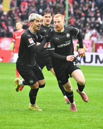 14.02.2026 - Fussball - Saison 2025 2026 - 2. Fussball - Bundesliga - 22. Spieltag: 1. FC Kaiserslautern FCK ( Rote Teufel ) - SpVgg Greuther Fürth SGF ( Kleeblatt ) - Sportfoto Zink - xwoxzix - DFL regulations prohibit any use of photographs as image sequences and or quasi-video - only for editorial use - verfrühter Torjubel Jubel Freude nach Treffer Tor Torschuß durch Paul Will (13, SpVgg Greuther Fürth ) - aberkannt nach Videobeweis VAR - Aaron Keller (16, SpVgg Greuther Fürth ) Paul Will (13, SpVgg Greuther Fürth )