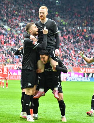 14.02.2026 - Fussball - Saison 2025 2026 - 2. Fussball - Bundesliga - 22. Spieltag: 1. FC Kaiserslautern FCK ( Rote Teufel ) - SpVgg Greuther Fürth SGF ( Kleeblatt ) - Sportfoto Zink - xwoxzix - DFL regulations prohibit any use of photographs as image sequences and or quasi-video - only for editorial use - verfrühter Torjubel Jubel Freude nach Treffer Tor Torschuß durch Paul Will (13, SpVgg Greuther Fürth ) - aberkannt nach Videobeweis VAR - Doni Edon Arifi (28, SpVgg Greuther Fürth ) Paul Will (13, SpVgg Greuther Fürth ) Sayfallah Ltaief (47, SpVgg Greuther Fürth )