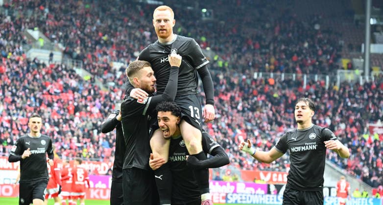 14.02.2026 - Fussball - Saison 2025 2026 - 2. Fussball - Bundesliga - 22. Spieltag: 1. FC Kaiserslautern FCK ( Rote Teufel ) - SpVgg Greuther Fürth SGF ( Kleeblatt ) - Sportfoto Zink - xwoxzix - DFL regulations prohibit any use of photographs as image sequences and or quasi-video - only for editorial use - verfrühter Torjubel Jubel Freude nach Treffer Tor Torschuß durch Paul Will (13, SpVgg Greuther Fürth ) - aberkannt nach Videobeweis VAR - Doni Edon Arifi (28, SpVgg Greuther Fürth ) Paul Will (13, SpVgg Greuther Fürth ) Sayfallah Ltaief (47, SpVgg Greuther Fürth ) Reno Münz Muenz (5, SpVgg Greuther Fürth )
