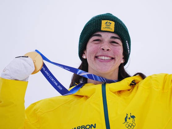 (260214) -- LIVIGNO, Feb. 14, 2026 -- Gold medalist Jakara Anthony of Australia poses for photos with the medal during the awarding ceremony for the freestyle skiing women s dual moguls at the Milan-Cortina 2026 Olympic Winter games, Winterspiele,Spiele, Summer games in Livigno, Italy, Feb. 14, 2026. ) (MICO2026)ITALY-LIVIGNO-OLYMPIC WINTER GAMES-FREESTYLE SKIING-WOMEN S DUAL MOGULS-FINALS WuxHuiwo 