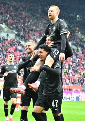 14.02.2026 - Fussball - Saison 2025 2026 - 2. Fussball - Bundesliga - 22. Spieltag: 1. FC Kaiserslautern FCK ( Rote Teufel ) - SpVgg Greuther Fürth SGF ( Kleeblatt ) - Sportfoto Zink - xwoxzix - DFL regulations prohibit any use of photographs as image sequences and or quasi-video - only for editorial use - verfrühter Torjubel Jubel Freude nach Treffer Tor Torschuß durch Paul Will (13, SpVgg Greuther Fürth ) - aberkannt nach Videobeweis VAR - Jan Elvedi (15, SpVgg Greuther Fürth ) Sayfallah Ltaief (47, SpVgg Greuther Fürth ) Paul Will (13, SpVgg Greuther Fürth )
