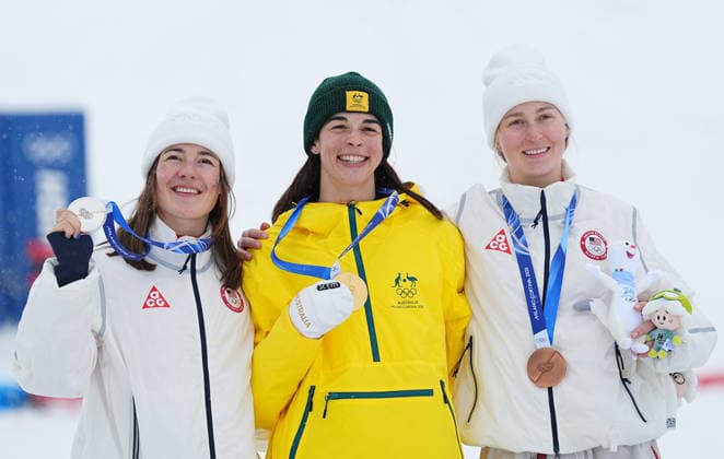 (260214) -- LIVIGNO, Feb. 14, 2026 -- Gold medalist Jakara Anthony (C) of Australia, silver medalist Jaelin Kauf (L) of the United States and bronze medalist Elizabeth Lemley of the United States pose for photos during the awarding ceremony for the freestyle skiing women s dual moguls at the Milan-Cortina 2026 Olympic Winter games, Winterspiele,Spiele, Summer games in Livigno, Italy, Feb. 14, 2026. ) (MICO2026)ITALY-LIVIGNO-OLYMPIC WINTER GAMES-FREESTYLE SKIING-WOMEN S DUAL MOGULS-FINALS WuxHuiwo 