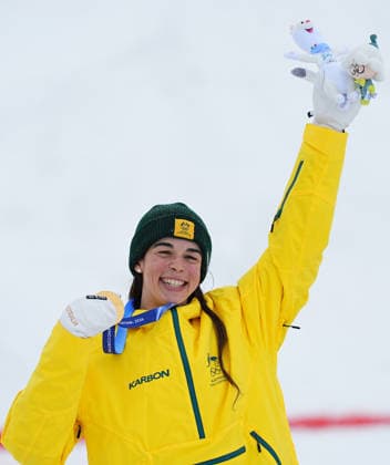 (260214) -- LIVIGNO, Feb. 14, 2026 -- Gold medalist Jakara Anthony of Australia poses for photos with the medal during the awarding ceremony for the freestyle skiing women s dual moguls at the Milan-Cortina 2026 Olympic Winter games, Winterspiele,Spiele, Summer games in Livigno, Italy, Feb. 14, 2026. ) (MICO2026)ITALY-LIVIGNO-OLYMPIC WINTER GAMES-FREESTYLE SKIING-WOMEN S DUAL MOGULS-FINALS WuxHuiwo 