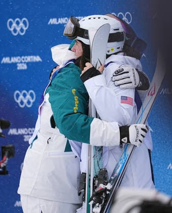 (260214) -- LIVIGNO, Feb. 14, 2026 -- Jakara Anthony (L) of Australia hugs Jaelin Kauf of the United States after winning the freestyle skiing women s dual moguls big final at the Milan-Cortina 2026 Olympic Winter games, Winterspiele,Spiele, Summer games in Livigno, Italy, Feb. 14, 2026. ) (MICO2026)ITALY-LIVIGNO-OLYMPIC WINTER GAMES-FREESTYLE SKIING-WOMEN S DUAL MOGULS-FINALS WuxHuiwo 
