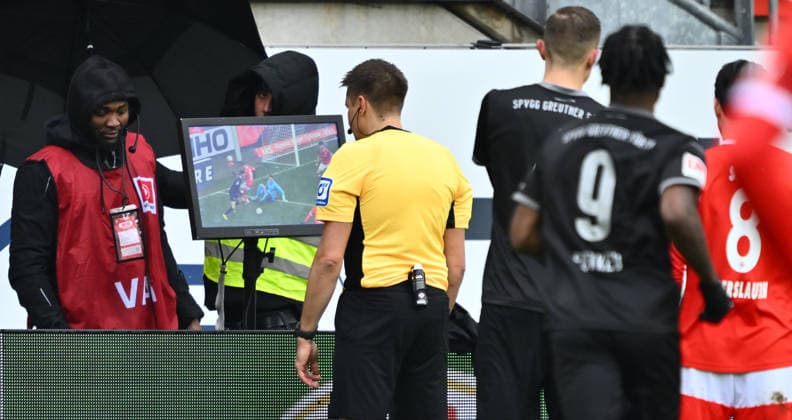 14.02.2026 - Fussball - Saison 2025 2026 - 2. Fussball - Bundesliga - 22. Spieltag: 1. FC Kaiserslautern FCK ( Rote Teufel ) - SpVgg Greuther Fürth SGF ( Kleeblatt ) - Sportfoto Zink - xwoxzix - DFL regulations prohibit any use of photographs as image sequences and or quasi-video - only for editorial use - Tobias Reichel Eckermann (Schiedsrichter ) Videobeweis VAR