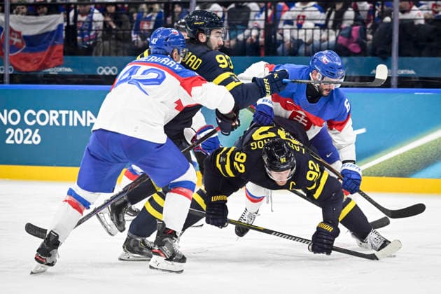MILANO, ITALIEN 20260214 Sveriges Mika Zibanejad (93) och Gabriel Landeskog (92) mot Slovakiens Martin Fehervary (42) och Lukas Cingel (6) under ishockeymatchen i grupp B mellan Sverige och Slovakien i Santagiulia Arena under OS i Milano. *** Bilden ingar i SPORTPAKET. För övriga BETALBILD *** MILANO ITALIEN x10070x *** MILANO, ITALY 20260214 Swedens Mika Zibanejad 93 and Gabriel Landeskog 92 against Slovakias Martin Fehervary 42 and Lukas Cingel 6 during the Group B ice hockey match between Sweden and Slovakia at the Santagiulia Arena during the Milan Olympics Picture in SPORTPAKET For others PAYPICTURE MILANO ITALY x10070x  Copyright: xJessicaxGow TTx OS 2026 ISHOCKEY SVERIGE-SLOVAKIEN