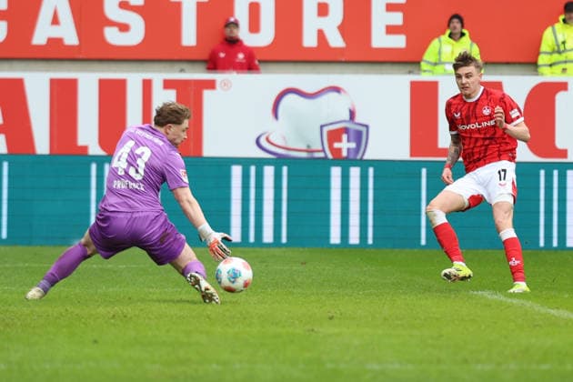 14.02.2026, xrekx, Fussball 2.Bundesliga, 1.FC Kaiserslautern - SpVgg Greuther Fuerth v.l. Silas Prüfrock Pruefrock (SpVgg Greuther Fuerth) Norman Bassette (1.FC Kaiserslautern) Torchance (DFL DFB REGULATIONS PROHIBIT ANY USE OF PHOTOGRAPHS as IMAGE SEQUENCES and or QUASI-VIDEO) Kaiserslautern