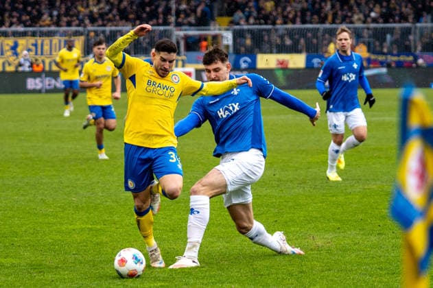 Deutschland, Fussball, 2. Bundesliga, Eintracht Braunschweig - SV Darmstadt am 14.02. in Braunschweig (Eintracht-Stadion): Robin Heußer (Eintracht Braunschweig 30) Matej Maglica (SV Darmstadt 98 5)