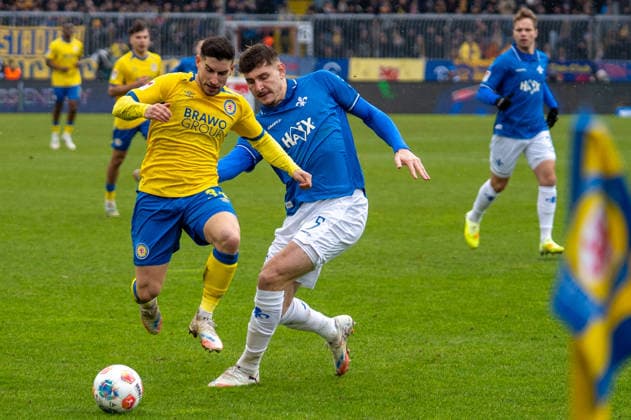 Deutschland, Fussball, 2. Bundesliga, Eintracht Braunschweig - SV Darmstadt am 14.02. in Braunschweig (Eintracht-Stadion): Robin Heußer (Eintracht Braunschweig 30) Matej Maglica (SV Darmstadt 98 5)