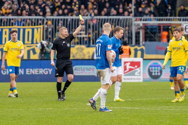 Deutschland, Fussball, 2. Bundesliga, Eintracht Braunschweig - SV Darmstadt am 14.02. in Braunschweig (Eintracht-Stadion): Gelb für Niklas Schmidt (SV Darmstadt 98 31)