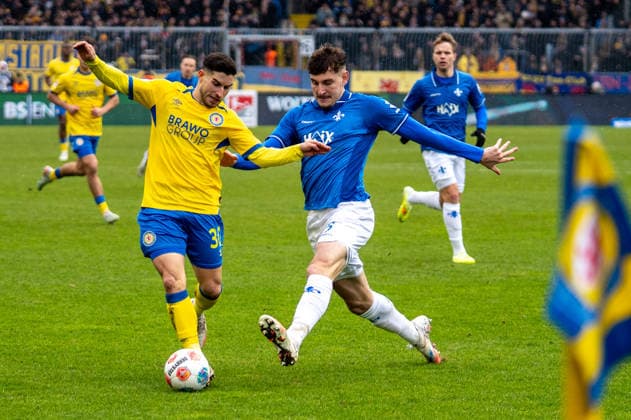 Deutschland, Fussball, 2. Bundesliga, Eintracht Braunschweig - SV Darmstadt am 14.02. in Braunschweig (Eintracht-Stadion): Robin Heußer (Eintracht Braunschweig 30) Matej Maglica (SV Darmstadt 98 5)