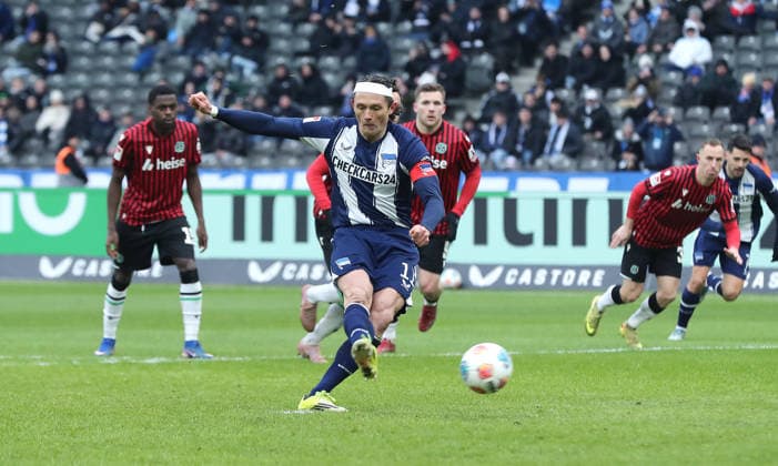 Fabian Reese schießt Elfmeter Strafstoß gegen Torwart Nahuel Noll Tor zum 1:2 Fußball Fussball DFL 2. Bundesliga Herren 22. Spieltag Saison 2025 2026 14.02.2026 Hertha BSC Berlin vs. Hannover 96 DFL regulations prohibit any use of photographs as image sequences and or quasi-video