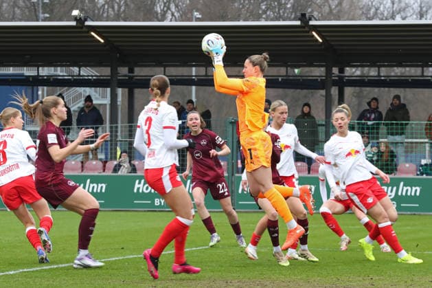 Google Pixel Frauen-Bundesliga, RB Leipzig - 1. FC Nürnberg; 14.02.2026 Torwart Elvira Herzog (1, RB Leipzig) fängt den Ball. Fußball, Google Pixel Frauen-Bundesliga, Saison 2025 2026, 18. Spieltag: RB Leipzig vs. 1. FC Nürnberg am 14.02.2026, Trainingszentrum Cottaweg, Leipzig. DFB REGULATIONS PROHIBIT ANY USE OF PHOTOGRAPHS AS IMAGE SEQUENCES AND OR QUASI-VIDEO. Copyright: xBEAUTIFULxSPORTS JanxKaeferx