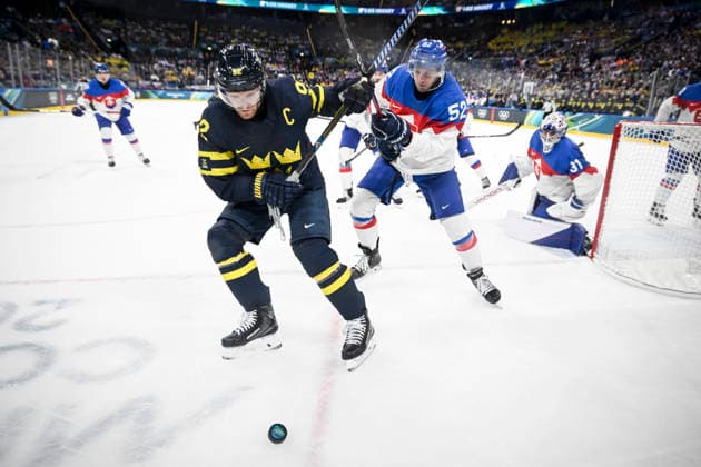 MILANO, ITALIEN 20260214 Sveriges Gabriel Landeskog (92) jagas av Slovakiens Martin Marincin (52) under ishockeymatchen i grupp B mellan Sverige och Slovakien i Santagiulia Arena under OS i Milano. *** Bilden ingar i SPORTPAKET. För övriga BETALBILD *** MILANO ITALIEN x10070x *** MILANO, ITALY 20260214 Swedens Gabriel Landeskog 92 is chased by Slovakias Martin Marincin 52 during the Group B ice hockey match between Sweden and Slovakia at the Santagiulia Arena during the Milan Olympics Picture in SPORTPAKET For others PAYPICTURE MILANO ITALY x10070x  Copyright: xJessicaxGow TTx OS 2026 ISHOCKEY SVERIGE-SLOVAKIEN