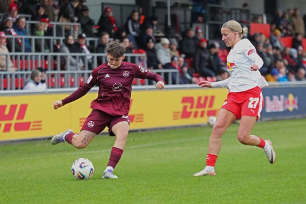 Google Pixel Frauen-Bundesliga, RB Leipzig - 1. FC Nürnberg; 14.02.2026 Aneta Polaskova (26, 1. FC Nürnberg) am Ball gegen Marlene Müller (27, RB Leipzig). Fußball, Google Pixel Frauen-Bundesliga, Saison 2025 2026, 18. Spieltag: RB Leipzig vs. 1. FC Nürnberg am 14.02.2026, Trainingszentrum Cottaweg, Leipzig. DFB REGULATIONS PROHIBIT ANY USE OF PHOTOGRAPHS AS IMAGE SEQUENCES AND OR QUASI-VIDEO. Copyright: xBEAUTIFULxSPORTS JanxKaeferx