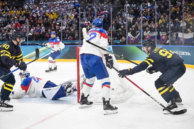 MILANO, ITALIEN 20260214 Sveriges Elias Pettersson (40) gör 4-2 paÂ¨Slovakiens malvakt Samuel Hlavaj (31) under ishockeymatchen i grupp B mellan Sverige och Slovakien i Santagiulia Arena under OS i Milano. *** Bilden ingar i SPORTPAKET. För övriga BETALBILD *** MILANO ITALIEN x10070x *** MILANO, ITALY 20260214 Swedens Elias Pettersson 40 scores 4 2 on Slovakias goalkeeper Samuel Hlavaj 31 during the Group B ice hockey match between Sweden and Slovakia at the Santagiulia Arena during the Milan Olympics Picture in SPORT PACKAGE For others PAY PICTURE MILANO ITALY x10070x  Copyright: xJessicaxGow TTx OS 2026 ISHOCKEY SVERIGE-SLOVAKIEN