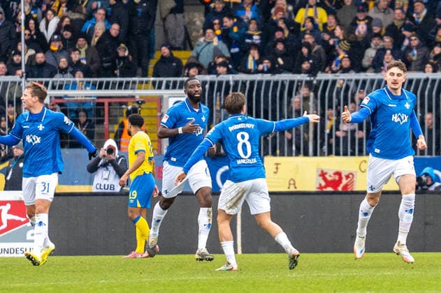 Deutschland, Fussball, 2. Bundesliga, Eintracht Braunschweig - SV Darmstadt am 14.02. in Braunschweig (Eintracht-Stadion): Tor Torjubel zum 1:2 Matej Maglica (SV Darmstadt 98 5)