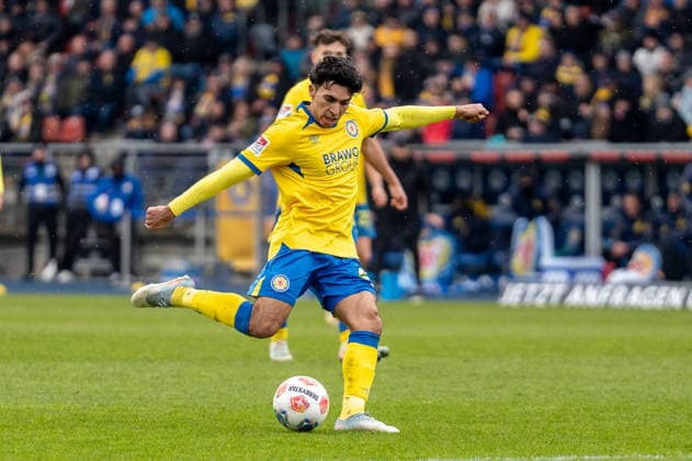Deutschland, Fussball, 2. Bundesliga, Eintracht Braunschweig - SV Darmstadt am 14.02. in Braunschweig (Eintracht-Stadion): Johan Gomez (Eintracht Braunschweig 44) Schuss