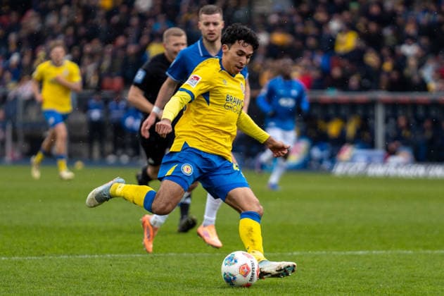 Deutschland, Fussball, 2. Bundesliga, Eintracht Braunschweig - SV Darmstadt am 14.02. in Braunschweig (Eintracht-Stadion): Johan Gomez (Eintracht Braunschweig 44) Schuss