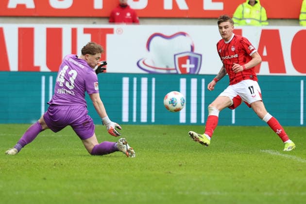 14.02.2026, xrekx, Fussball 2.Bundesliga, 1.FC Kaiserslautern - SpVgg Greuther Fuerth v.l. Silas Prüfrock Pruefrock (SpVgg Greuther Fuerth) Norman Bassette (1.FC Kaiserslautern) Torchance (DFL DFB REGULATIONS PROHIBIT ANY USE OF PHOTOGRAPHS as IMAGE SEQUENCES and or QUASI-VIDEO) Kaiserslautern