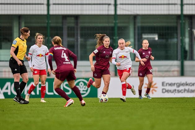 14.02.2026, GER, Frauenfußball, BL, 2025 2026, RB Leipzig - 1. FC Nürnberg Lou-Ann Joly (6, RB Leipzig), Aktion, Freisteller, dribbelt Leipzig Trainingszentrum der Roten Bulle Sachsen Deutschland
