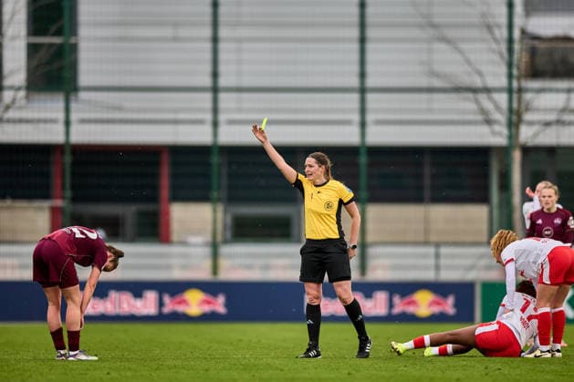 14.02.2026, GER, Frauenfußball, BL, 2025 2026, RB Leipzig - 1. FC Nürnberg Schiedsrichterin Naemi Breier zeigt Julia Pollak (22, FC Nürnberg) die Gelbe Karte Leipzig Trainingszentrum der Roten Bulle Sachsen Deutschland