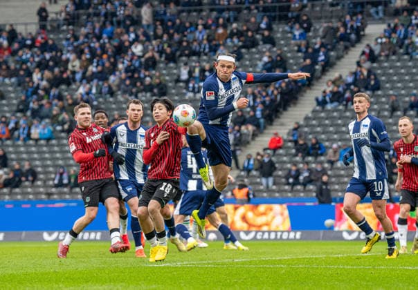 Fussball, Herren, Saison 2025 2026, 2. Bundesliga (22. Spieltag), Hertha BSC - Hannover 96, v.l. Daisuke Yokota (Hannover), Fabian Reese (Hertha BSC), 14.02. 2026,