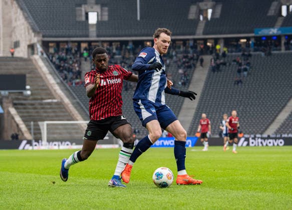 Fussball, Herren, Saison 2025 2026, 2. Bundesliga (22. Spieltag), Hertha BSC - Hannover 96, v.l. Noel Aseko (Hannover), Pascal Klemens (Hertha BSC), 14.02. 2026,