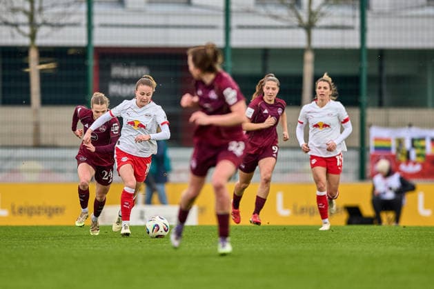 14.02.2026, GER, Frauenfußball, BL, 2025 2026, RB Leipzig - 1. FC Nürnberg Annabel Schasching (16, RB Leipzig), Freisteller, Aktion, mit Ball, dribbelt Leipzig Trainingszentrum der Roten Bulle Sachsen Deutschland