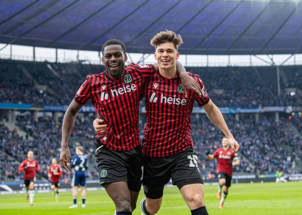 Fussball, Herren, Saison 2025 2026, 2. Bundesliga (22. Spieltag), Hertha BSC - Hannover 96, v.l. Noel Aseko (Hannover), Noah Weißhaupt (Hannover), Jubel nach Tor zum 1:3, 14.02. 2026,